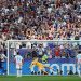 O atacante #10 da França, Kylian Mbappe, chuta de pênalti para marcar o primeiro gol de sua equipe durante a partida de futebol das oitavas de final da Copa do mundo de 2026 entre Paraguai e França — Foto: FRANCK FIFE /AFP