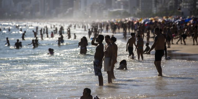 Frente fria avança para o mar, mas mantém chuva em parte do Sul e de SP, enquanto calor persiste em Rio e MG; veja previsão