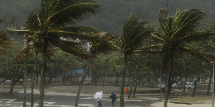 Frente fria chega ao Rio com ventos de até 90 km/h e provoca queda de luz em bairros da cidade