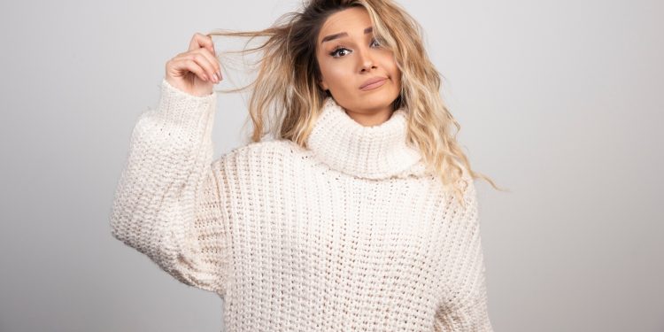 Frio faz o cabelo cair? O que realmente acontece com os fios no inverno