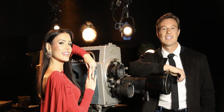 Gaby Cabrini e Gabriel Cartolano vão comandar atração que revisitará fatos marcantes dos 45 anos do SBT