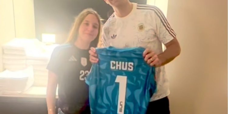 Goleiro Dibu Martínez dá presente a menina que trocou festa de 15 anos para ver a Argentina na Copa