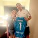 Goleiro Dibu Martínez dá presente a menina que trocou festa de 15 anos para ver a Argentina na Copa