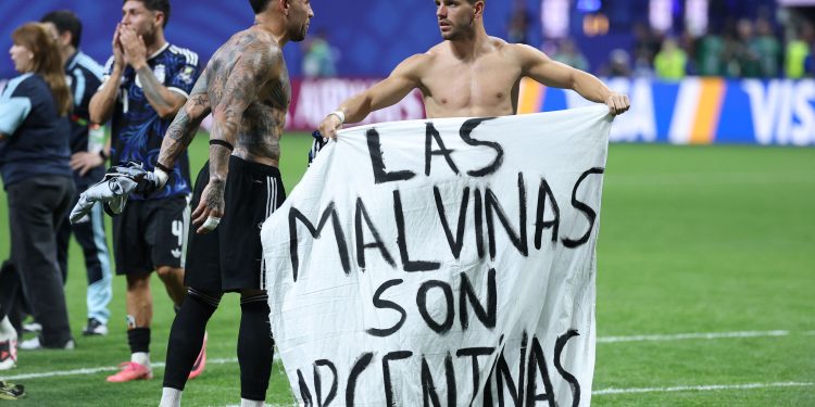 Governo Trump defende Argentina após faixa polêmica sobre as Malvinas na Copa