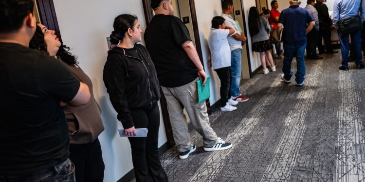 Governo Trump impõe ultimato a imigrantes: pagar até US$ 1,8 milhão em multas ou deixar os EUA