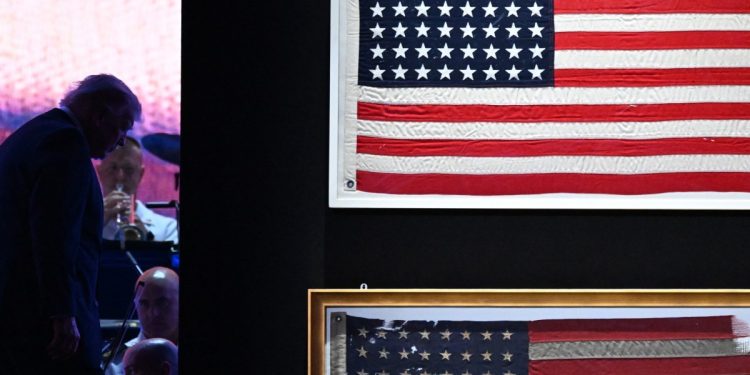Governo Trump minimiza desfile de supremacistas brancos durante celebrações dos 250 anos da independência dos EUA