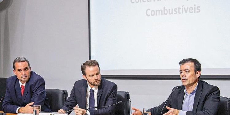 Governo avalia adiar retirada dos subsídios dos combustíveis com retomada dos ataques no Irã
