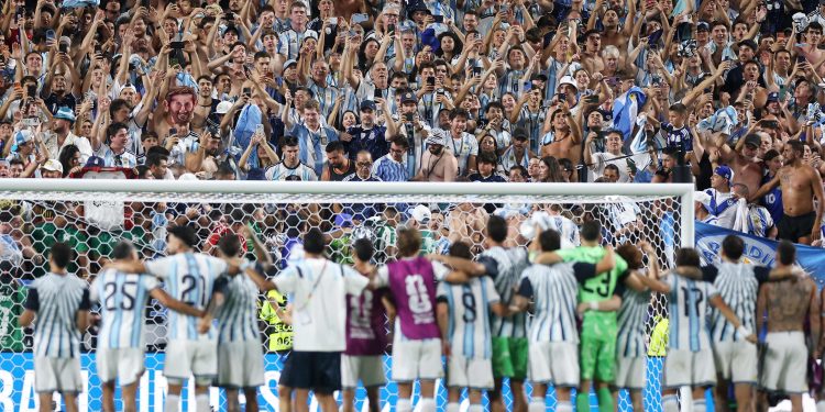 Governo da Argentina liga alerta por possíveis viagens de 'barras bravas' para semifinal da Copa