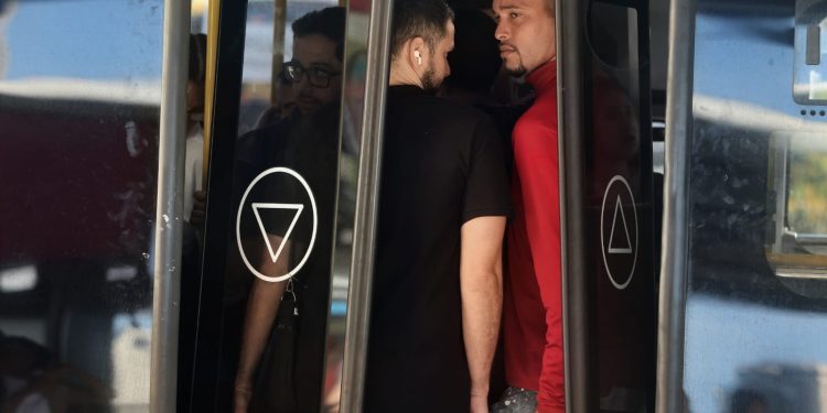 Greve de ônibus no Rio: passageiros do BRT enfrentam longas filas no Terminal Alvorada