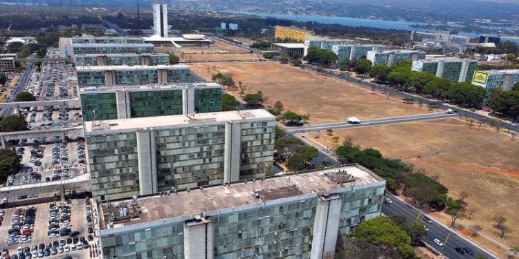 Home office cresce no funcionalismo: um em cada cinco servidores federais trabalha parcial ou integralmente em casa