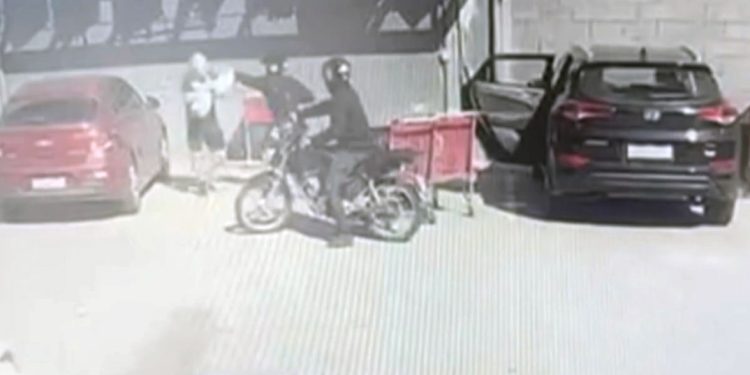Homem é baleado à queima-roupa em estacionamento de supermercado no Recreio dos Bandeirantes