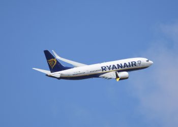 Homem quase é sugado para fora de avião após janela se desprender em voo da Ryanair com destino à Alemanha