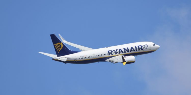 Homem quase é sugado para fora de avião após janela se desprender em voo da Ryanair com destino à Alemanha