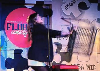 Humorista é agredida com cadeirada durante show de stand-up em Florianópolis (SC)