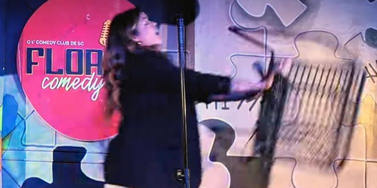 Humorista é agredida com cadeirada durante show de stand-up em Florianópolis (SC)