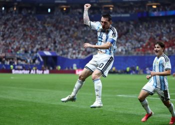 Ídolo da Argentina, Batistuta evita escolher quem foi melhor entre Messi e Maradona: 'o que ele está fazendo agora me deixou cheio de dúvidas'
