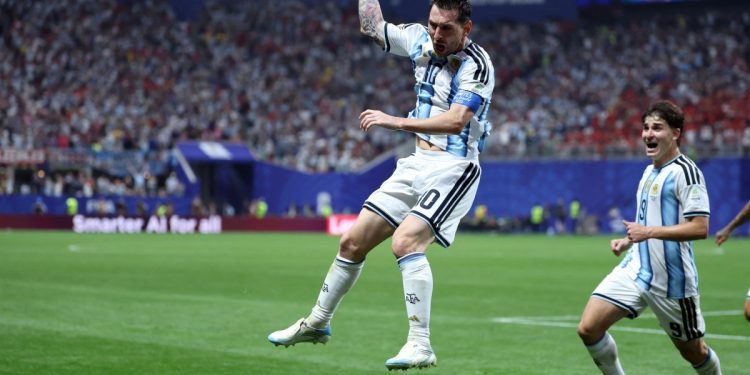 Ídolo da Argentina, Batistuta evita escolher quem foi melhor entre Messi e Maradona: 'o que ele está fazendo agora me deixou cheio de dúvidas'
