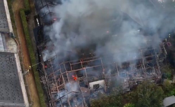 Incêndio de grandes proporções atinge hospital na Inglaterra e força retirada de pacientes e funcionários
