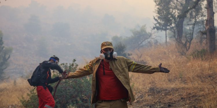 Incêndios na Grécia fazem governo ordenar a evacuação de um subúrbio de Atenas