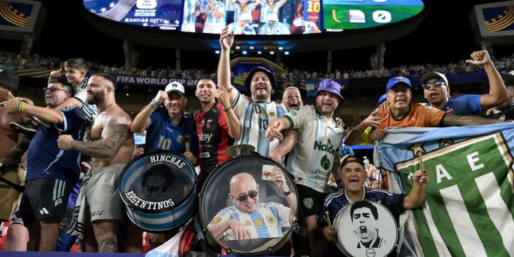 Indio Solari aparece estampado em instrumento musical na arquibancada argentina na Copa do Mundo — Foto: JUAN MABROMATA/AFP