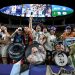 Indio Solari aparece estampado em instrumento musical na arquibancada argentina na Copa do Mundo — Foto: JUAN MABROMATA/AFP
