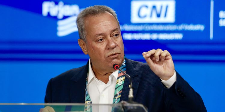 Indústria diz que tarifaço dos EUA prejudica competitividade brasileira e ameaça exportações
