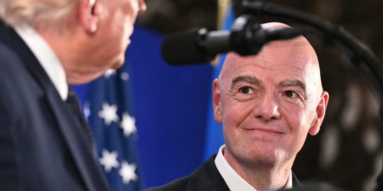 Infantino quer vender participações da Copa para familiar de Trump e outros investidores privados, diz jornal