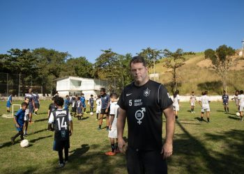'Não sabia mais quem era': Tommy Nielsen se viu perdido após lesão aos 25 anos e recuperou alegria no Brasil com projeto social — Foto: Ana Branco/Agência O Globo