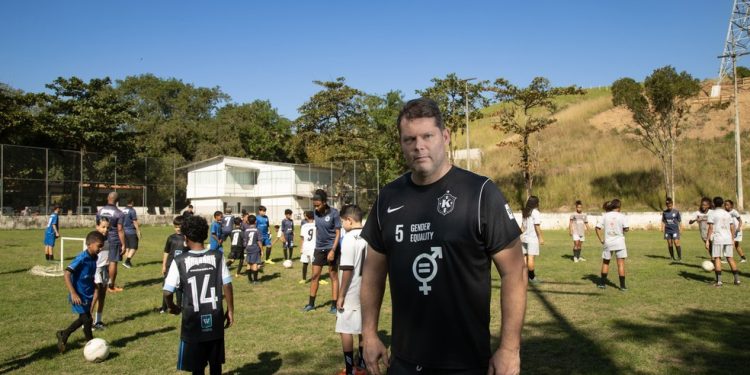 'Não sabia mais quem era': Tommy Nielsen se viu perdido após lesão aos 25 anos e recuperou alegria no Brasil com projeto social — Foto: Ana Branco/Agência O Globo