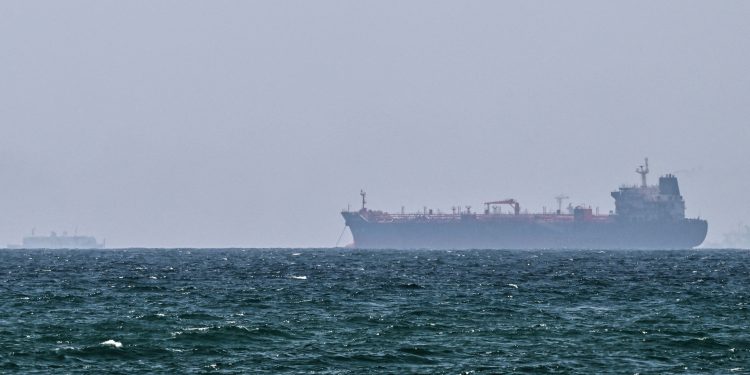 Irã declara Estreito de Ormuz fechado após disparo contra navio e amplia tensão com os EUA