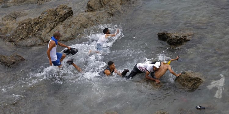 Itália suspende livre circulação com a Espanha por um mês após entrada de milhares de migrantes em Ceuta