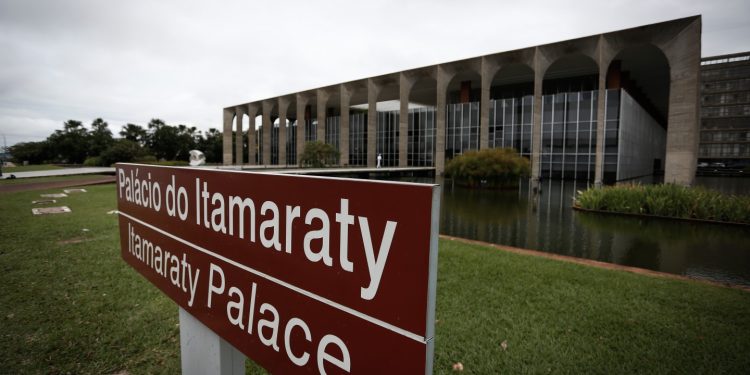 Itamaraty cumpriu seu dever de informar com transparência ao alertar sobre risco de ação militar americana, diz ministério