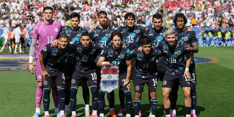 Seleção do Paraguai antes da classificação sobre a Alemanha — Foto: Odd ANDERSEN / AFP