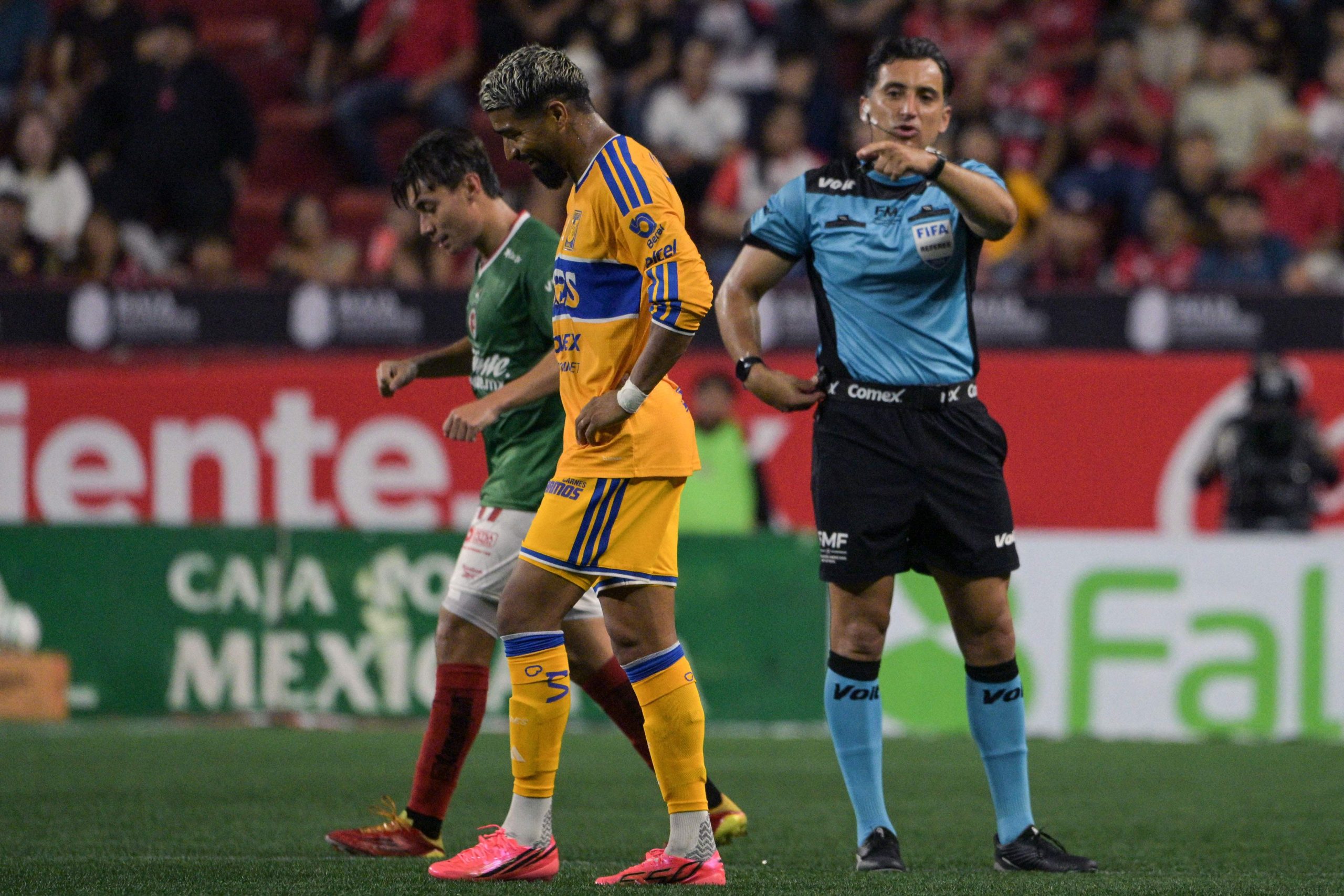 Jogador uruguaio que jogou a Copa do Mundo é expulso no Campeonato Mexicano por tapar a boca