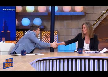 Jornalista espanhola volta a programa ao vivo após abandonar bancada: 'Senti-me calma e reconfortada'