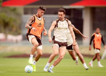 Léo Ortiz treina com grupo e aumenta chance de retorno no Flamengo
