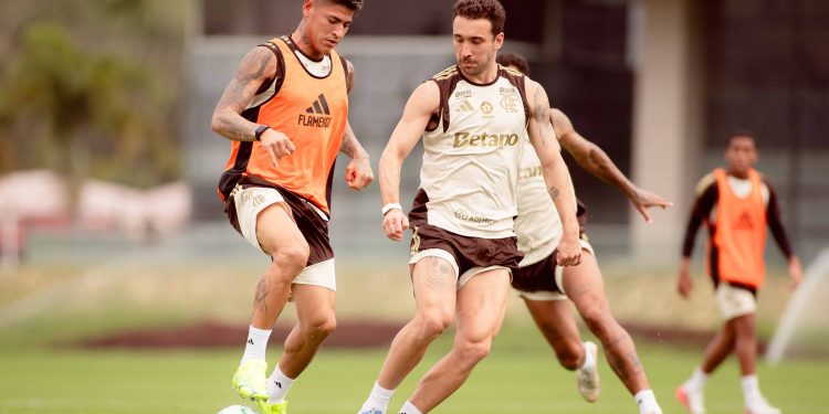 Léo Ortiz treina com grupo e aumenta chance de retorno no Flamengo