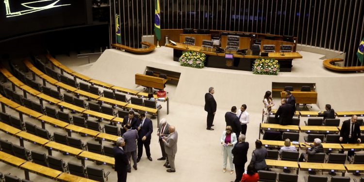 Liberdade religiosa e definição de misoginia: os pontos de divergência no PL que criminaliza o preconceito contra mulher
