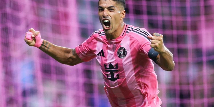 Luis Suárez faz gol de pênalti de cavadinha pelo Inter Miami e brinca: 'Era assim, Loco Abreu?'