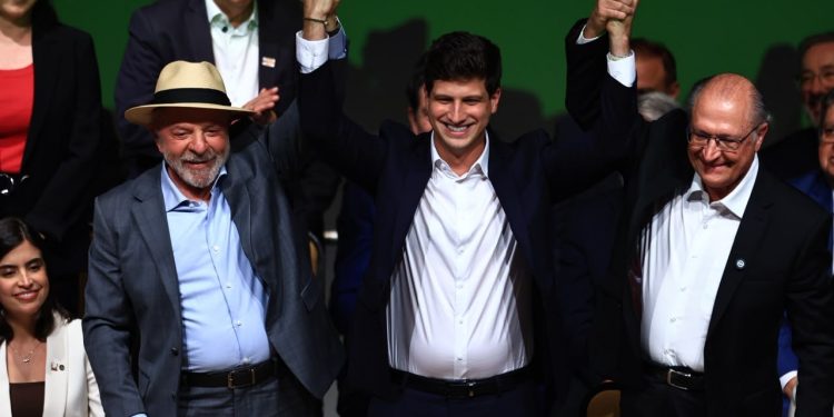 Lula chama Bolsonaro de 'homicida' em convenção do PSB que oficializou Alckmin como vice