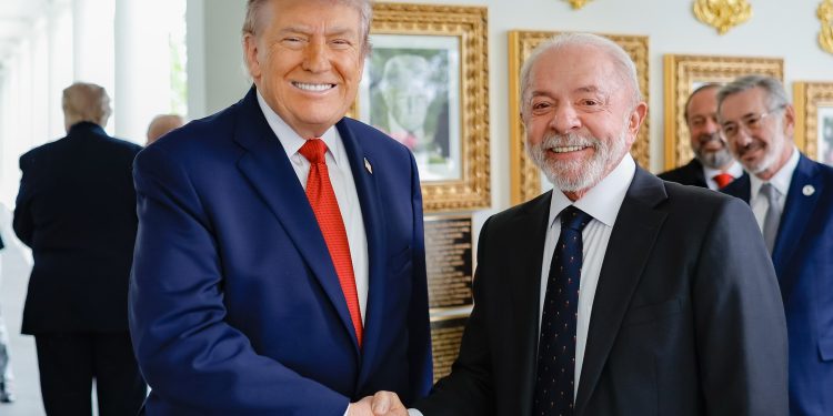 Lula diz que próteses do SUS são melhores que a 'dentadura do Trump’