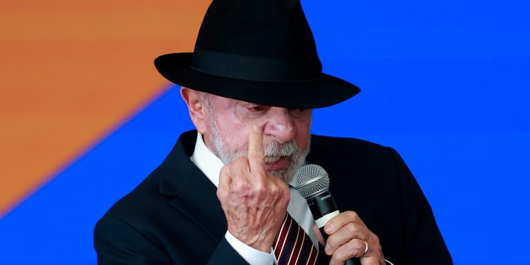 Lula mostra dedo do meio durante evento oficial do governo