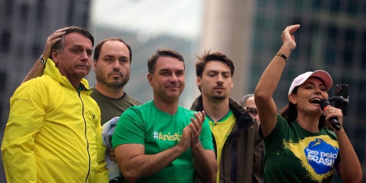 Maioria dos eleitores avalia que Flávio não é mais moderado que a família Bolsonaro, aponta Genial/Quaest