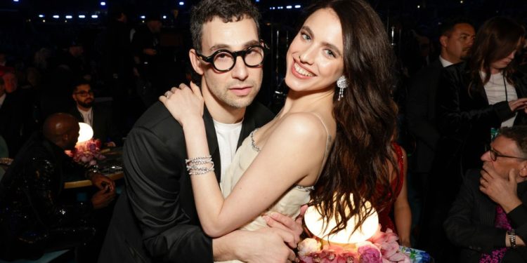 Margaret Qualley apaga fotos de casamento com Jack Antonoff em meio a rumores de separação