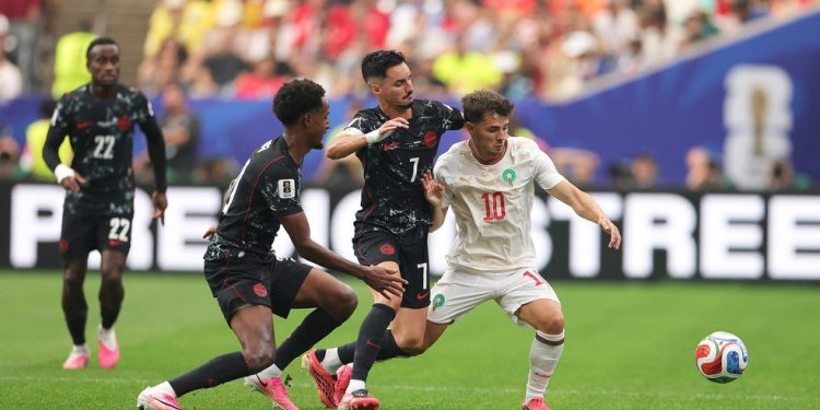 Brahim Díaz, camisa 10 de Marrocos, tenta se livrar da marcação dos canadenses Eustáquio (nº 7) e Ahmed: jogo pegado pelas oitavas de final da Copa do Mundo — Foto: Alex Slitz/Getty Images via AFP
