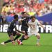Brahim Díaz, camisa 10 de Marrocos, tenta se livrar da marcação dos canadenses Eustáquio (nº 7) e Ahmed: jogo pegado pelas oitavas de final da Copa do Mundo — Foto: Alex Slitz/Getty Images via AFP