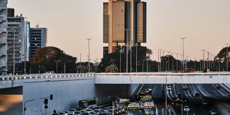 Mercado reduz pela quarta semana consecutiva a previsão para inflação deste ano, mas eleva as estimativas para 27 e 28