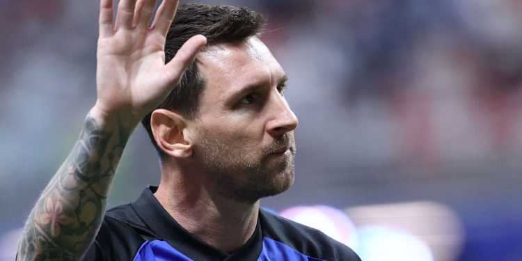 Messi enfrenta Inglaterra pela primeira vez e completa coleção contra todas as campeãs do mundo