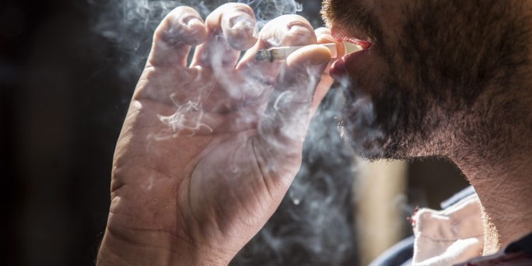 Microplásticos podem 'pegar carona' na fumaça de cigarro para chegar ao coração, sugere estudo