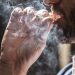 Microplásticos podem 'pegar carona' na fumaça de cigarro para chegar ao coração, sugere estudo
